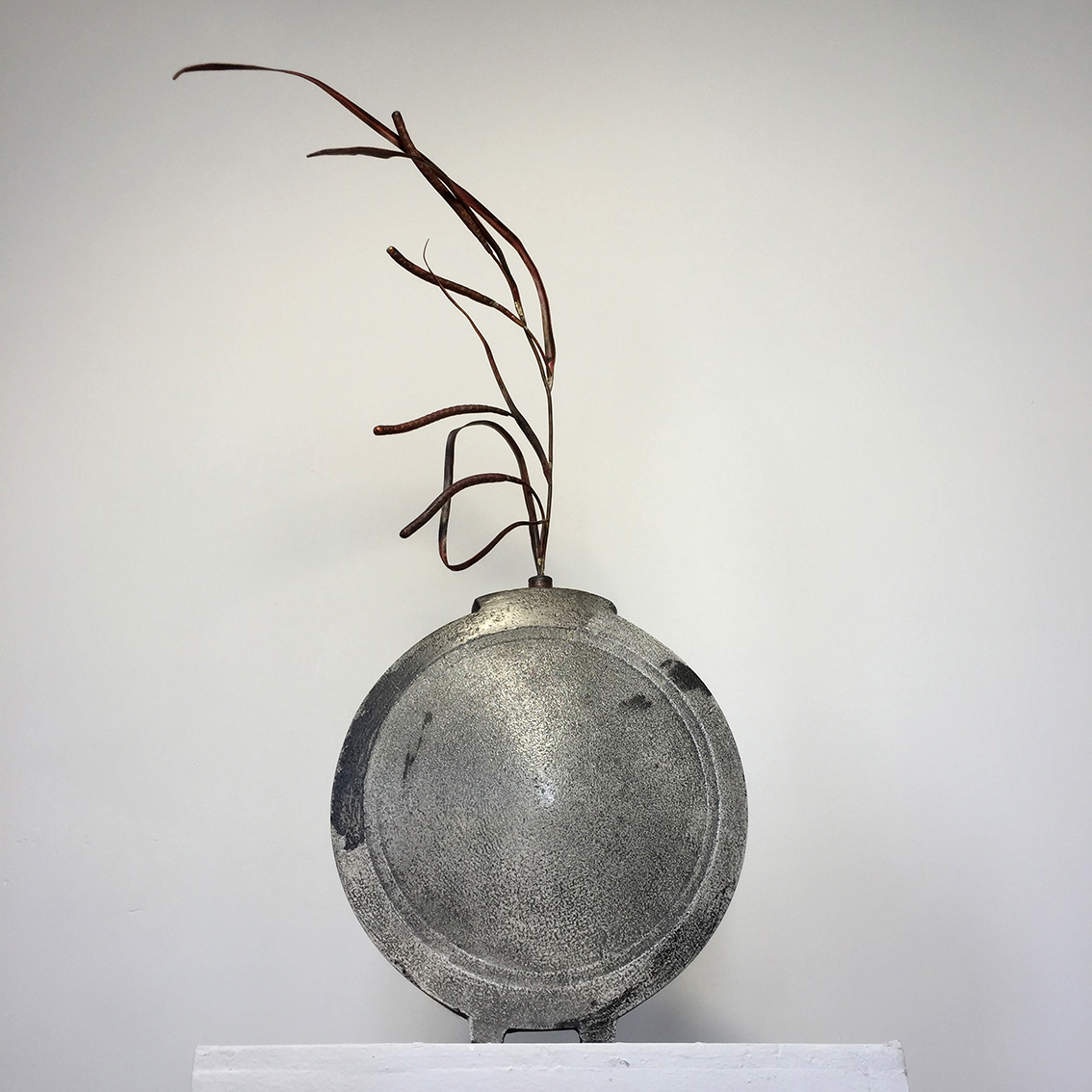 Round vase with frond